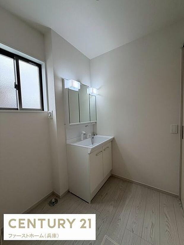 清潔感のある洗面所はシンプルなデザインで空間にゆとりがあります。大きな鏡と明るい照明が設けられており使い勝手も良好です。窓から自然光も入るため明るい雰囲気が広がります。