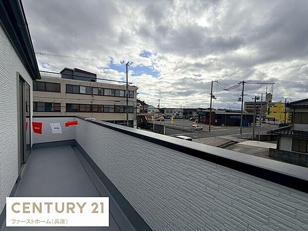 開放感のあるバルコニーが印象的です。ゆとりのある広さでさまざまな用途に活用できます。外の景色も楽しめる位置にあります。手入れがしやすそうな床材も魅力です。