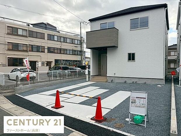 シンプルな外観が特徴の住宅です。駐車スペースが広く車の出し入れがしやすい設計です。落ち着いた雰囲気の街並みに調和しています。無駄を省いた設計が好印象です。