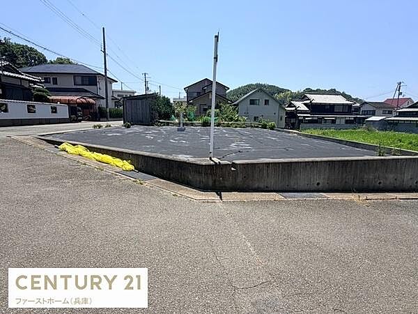 現地土地写真では敷地がしっかりと整地されています。道路に面した角地で区画が明瞭です。周囲は住宅が建ち並ぶ落ち着いたエリアです。現地の様子がよく分かる一枚です。生活環境をイメージしやすい土地です。