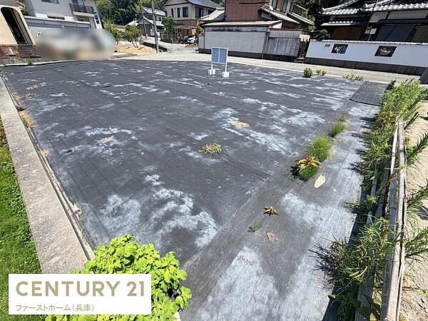 日当たりの良い現地土地写真です。整地された敷地は管理が行き届いており余分な草木も少なく手入れがしやすい状態です。周囲には閑静な住宅が並び落ち着いた雰囲気の場所です。