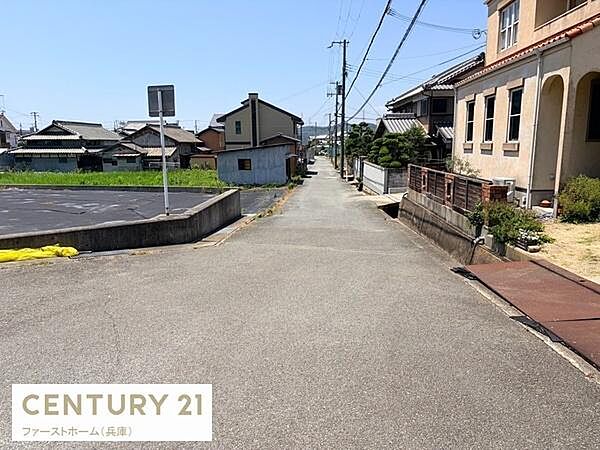 前面道路がしっかりと整備されており車の出し入れもスムーズに行えます。周辺は建物や住宅が整然と建ち並び落ち着いた雰囲気となっています。道幅もあり歩行や自転車の移動も安心です。