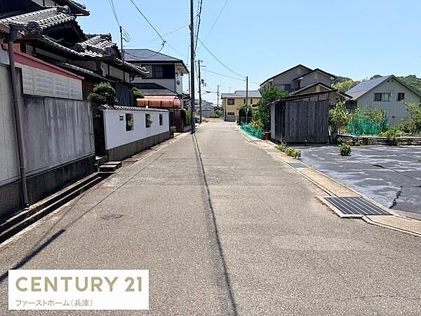 静かな住宅街に位置し周囲に開放感があります。前面道路は幅があり車の出入りも安心です。青空が広がり日当たりにも期待できます。周辺には住宅や畑があり落ち着いた環境です。