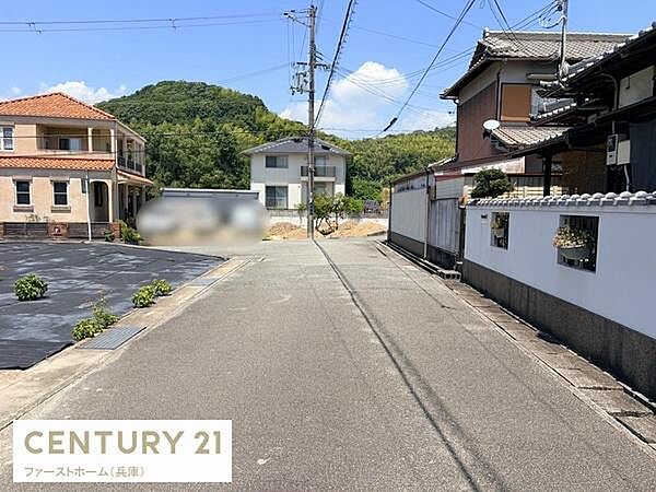 前面道路が広々としており車の出入りがしやすい環境です。落ち着いた住宅街の雰囲気が感じられます。周辺は緑も多く自然を近くに感じられます。建物の外観や街並みも整っています。