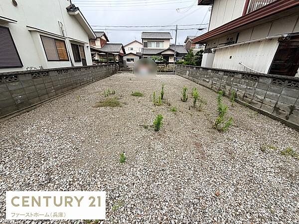 道路に面した整形地で使いやすい現地土地写真です。両隣に住宅があるため周辺環境のイメージがしやすい立地です。塀で囲まれているためプライバシーにも配慮された空間となっています。
