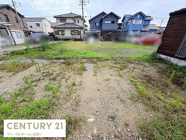 周囲に住宅が建ち並ぶ静かなエリアに位置しています。平坦な地形で使いやすい土地となっています。前面道路も幅があり車の出入りも便利です。周辺環境も整っており利便性が期待できます。