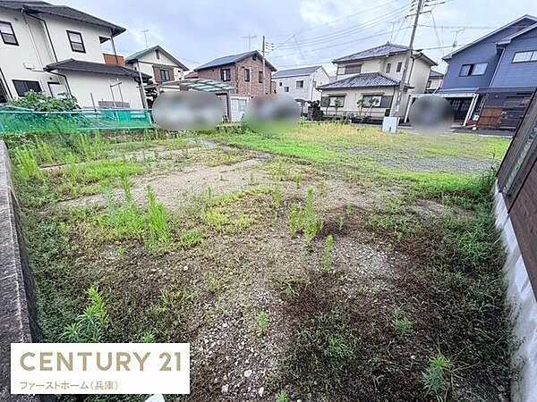 周辺に住宅が立ち並ぶ現地土地写真です。道路や電線が見え生活の利便性も感じられます。敷地面積が広くさまざまな活用が可能な現地土地となっております。建築のご検討に適した現地土地写真です。