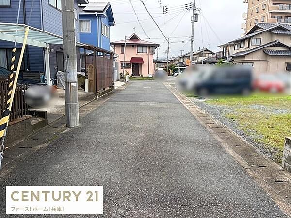 前面道路は幅員があり車の出し入れがしやすい環境です。周囲には住宅が立ち並び整然とした印象があります。道路の舗装状態も良好で安心して利用できます。近隣との距離感も確保されています。