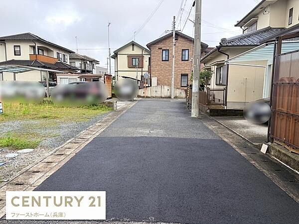 現地からの眺望は前面道路の様子がしっかりと確認でき周囲の住宅環境も分かりやすいです。電線やポールなどもあり生活のイメージが伝わります。道幅が十分に確保されている点も特徴です。