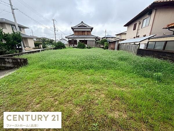 現地土地写真では広々としたスペースが印象的です。周囲は住宅に囲まれた落ち着いた環境です。道路に面しておりアクセスもスムーズです。敷地内は陽当たりも期待できます。手入れのしやすい形状です。