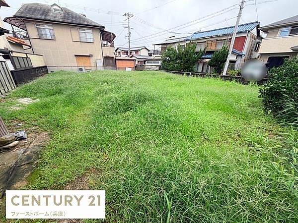周囲に住宅が立ち並ぶ落ち着いた環境の現地土地写真です。平坦で広々としたスペースが魅力的です。前面道路からの視認性も良好です。開放感のある雰囲気が広がっています。