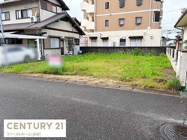 閑静な住宅街に位置する現地土地写真です。道路に面した敷地でアクセスも便利です。周辺は住環境が整っており建築の自由度も高い区画となっています。日当たりも確保しやすい場所です。