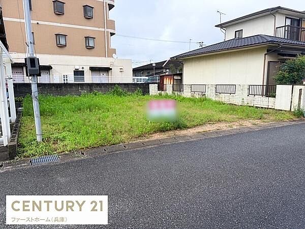 現地土地写真では手入れのされた敷地が確認できます。周囲には住宅が建ち並び落ち着いた雰囲気が感じられます。道路に面しておりアクセスも良好です。前面の幅員もしっかり確保されていて日当たりも期待できます。
