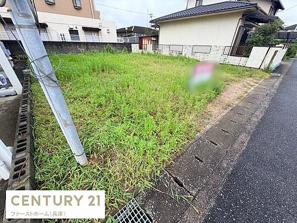 現地土地写真は整った形状と広々としたスペースが印象的です。周囲には住宅が建ち並び静かな環境が感じられます。道路に面しておりアクセスも良好です。敷地の状況が一目でわかる写真となっています。
