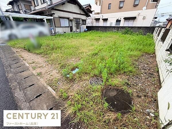 周辺には住宅が建ち並ぶ落ち着いた雰囲気の現地土地写真です。道路に面しており車の出入りがしやすい立地です。整形地で使い勝手の良い形状になっています。