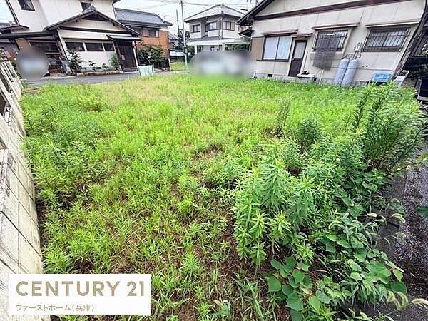 ゆったりとした広さを感じられる現地土地写真です。道路に面しており車の出入りもしやすい位置関係です。周辺には住宅が建ち並び暮らしやすい環境が広がっています。お好きなプランで建築をご検討いただけます。