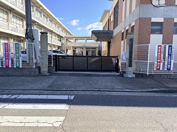 たつの市立御津小学校まで718m