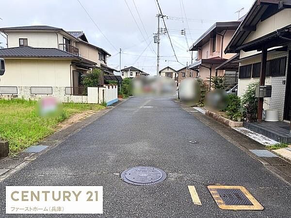 落ち着いた住宅街の中に位置する前面道路です。舗装状態も良好でお車の出入りがスムーズに行えます。周辺は戸建てが建ち並び安心感のある街並みが広がっています。通行量が少なく静かな環境です。