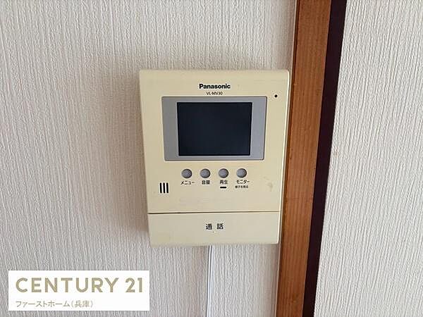 Panasonic製のモニター付きインターホンが設置されています。室内から来訪者の様子を確認することが可能です。操作しやすいボタン配置となっています。壁面にすっきりと収まるデザインです。