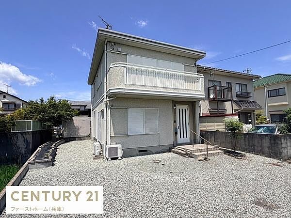 広々とした庭が魅力の一戸建てです。日当たりも良く駐車や多用途に使えるスペースがあります。周囲も開放的で家全体が明るい印象です。庭部分はシンプルでお手入れしやすい設計となっています。