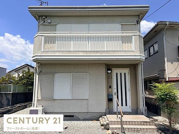 シンプルな外観が魅力的な戸建てです。2階部分にはバルコニーがあり日当たりも期待できます。玄関アプローチもゆったりとしており車の出入りもしやすい配置です。