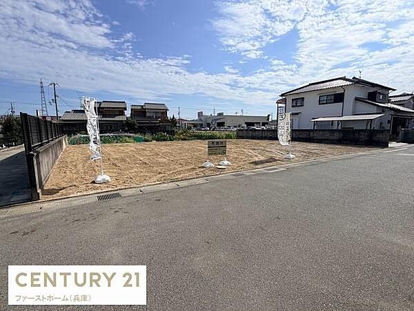 現地土地写真の通り日当たりの良い場所に位置しています。周囲は住宅街で落ち着いた雰囲気です。道路に面しているためアクセスが便利です。余計な障害物がなく整った形状が印象的です。