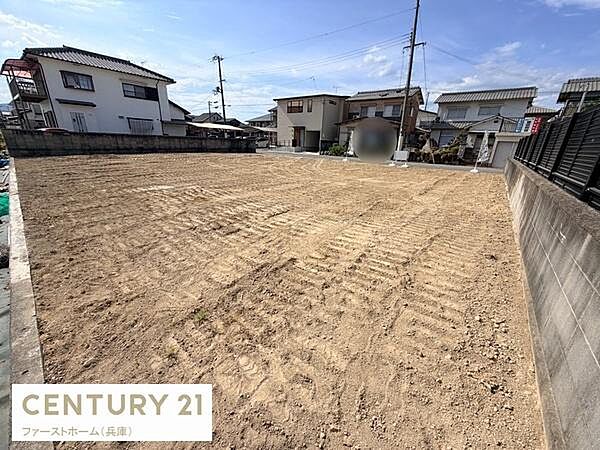 日当たりが良好な現地土地写真です。周囲は住宅地で落ち着いた雰囲気を感じられます。整形地で使い勝手が良さそうな形状になっています。道路にも接しておりアクセス面も配慮されています。