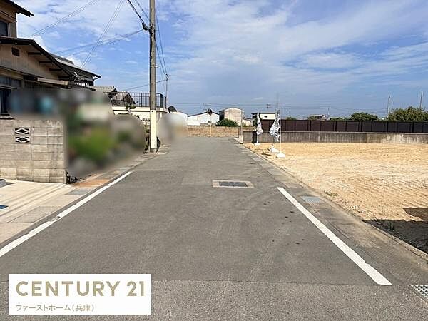 前面道路は幅員がしっかり確保されており車の出し入れもスムーズに行えます。周囲は開放感があり敷地の状況も一目でご確認いただけます。現況の様子が分かりやすい現地写真です。