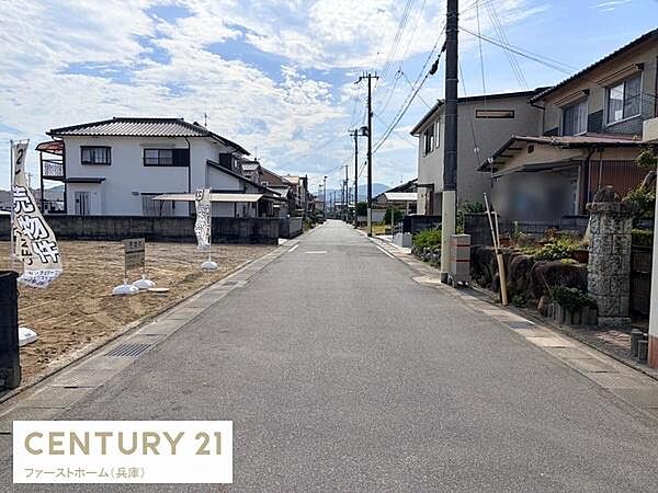 現地前面道路は幅員があり車の出入りがしやすそうです。周囲には住宅が建ち並び落ち着いた雰囲気です。日当たりも確保されており視界に広がりを感じます。現地のアクセスも確認しやすい立地です。