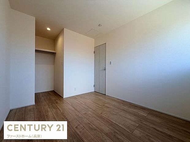 ナチュラルな木目調の床が温かみを感じさせる子供部屋です。シンプルな内装でお手入れもしやすく収納スペースも設けられています。明るい光が差し込む空間が広がります。天井も高めで解放感があります。