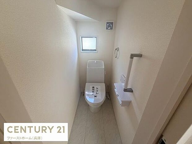 窓があるため自然光が入りやすいトイレです。清潔感のある白を基調とした内装が特長です。手すりも設置されており安全面に配慮されています。換気設備も備わっているため快適です。