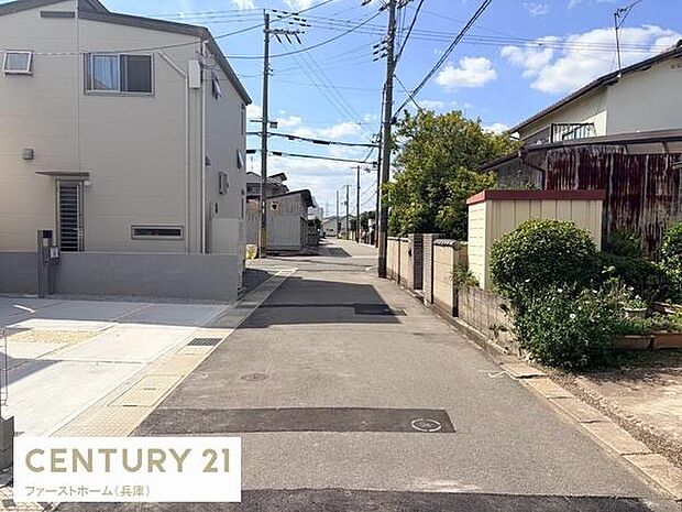 閑静な住宅街に位置し前面道路は車の通行がしやすい幅員があります。周囲には植栽や住宅が整然と並びすっきりとした環境です。空や電線も視界を遮ることなく開放感のあるロケーションです。