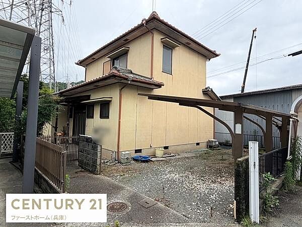 バルコニー付きの住宅で通風や採光をしっかりと確保できます。外観は落ち着いた雰囲気となっており敷地もゆとりがあります。周囲との距離感も程よくプライバシーにも配慮されています。