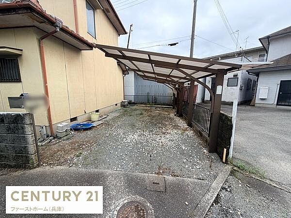 屋根付きの駐車場で雨の日でも車を安心して駐車できます。敷地内に位置しており出入りがしやすい設計です。複数台分のスペースが確保されています。道路からのアクセスもスムーズです。