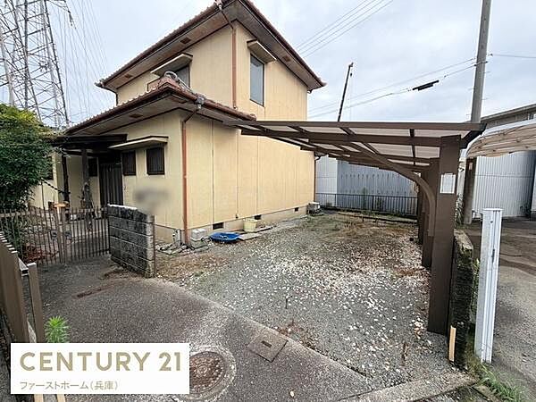 屋根付きのスペースがあり雨の日でも安心して利用できます。建物横のスペースは多目的に活用可能です。落ち着いた色合いの外観が特徴的です。玄関までのアプローチも確保されています。