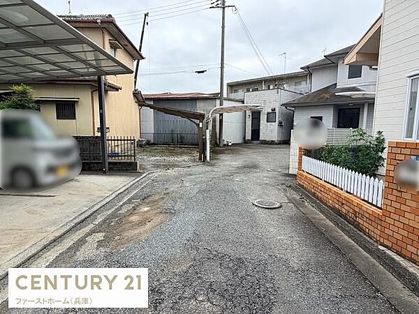 前面道路の様子がよく分かる写真です。周囲には戸建て住宅が立ち並び落ち着いた雰囲気です。敷地へのアプローチもスムーズです。道路の幅員も確認でき車の出入りにも対応しやすい環境です。