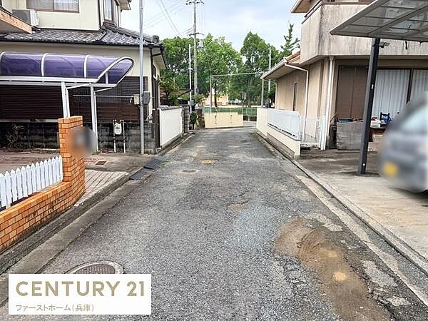 周辺には緑が多く静かな住宅街が広がっています。前面道路はゆとりがあり車の出し入れもスムーズです。建物や塀も整備されており落ち着いた雰囲気がうかがえます。現地からの眺望で環境の良さが感じられます。