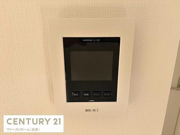 シンプルなデザインのモニター付きインターホンが設置されています。操作ボタンもわかりやすく使いやすさが特徴です。設置場所もスッキリとしていて空間を邪魔しません。