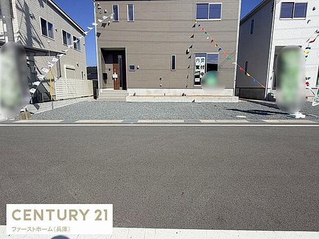 シンプルですっきりとした外観が特徴の建物です。前面道路は幅があり車の出入りもスムーズに行えます。敷地内も広く日当たりも良好な印象を受けます。現地写真からは駐車スペースも確保されていることが分かります。