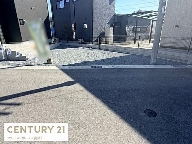 敷地内に広々とした駐車場が確保されています。落ち着いた環境で複数台の車もゆったりと駐車可能です。通路も整備されスムーズに車の出し入れができます。建物とのバランスが取れたレイアウトが特徴です。