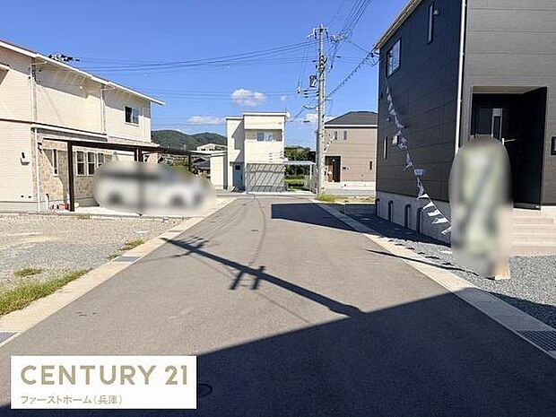 現地写真から前面道路がゆとりのある幅で設計されていることがわかります。周囲は整然とした街並みが形成されています。開放感のあるエリアで落ち着いた雰囲気が感じられます。日当たりも良好な印象を受けます。
