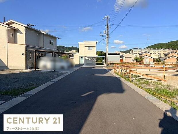 道路幅も十分にあり日当たりもしっかり確保されています。交通の妨げになりにくい静かな環境です。建物周辺も整然としています。