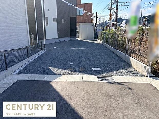 広々とした駐車場スペースで車の出し入れもスムーズに行えます。敷地内は見通しが良く使い勝手の良さが特長です。舗装もしっかりとされており安心してご利用いただけます。