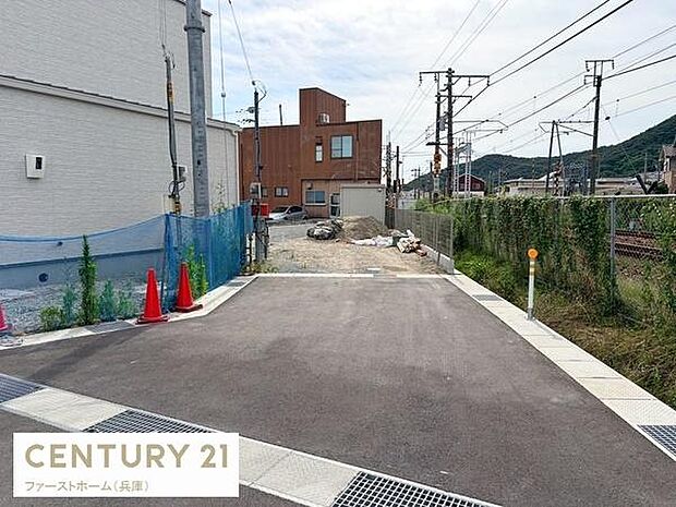 前面道路は舗装されており周囲には住宅が立ち並ぶ穏やかな環境です。落ち着いた住宅地に位置し生活の拠点として活用しやすい現地です。