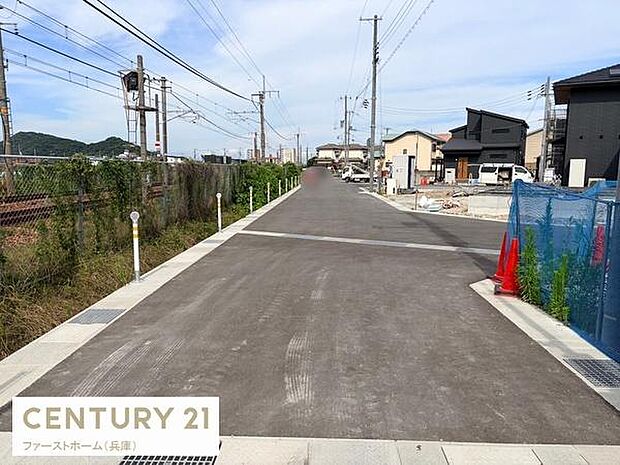 道路幅も十分にあり日当たりもしっかり確保されています。交通の妨げになりにくい静かな環境です。建物周辺も整然としています。