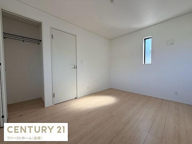 明るい光が差し込むシンプルな子供部屋です。収納スペースも備わっており使い勝手が良い設計です。木目調の床が印象的で開放感のある空間になっています。