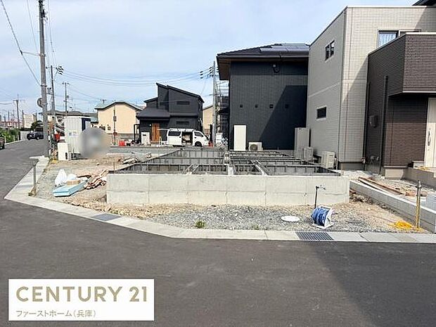 建築中の様子が確認できる物件です。