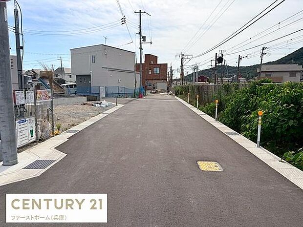 前面道路は舗装されており周囲には住宅が立ち並ぶ穏やかな環境です。落ち着いた住宅地に位置し生活の拠点として活用しやすい現地です。