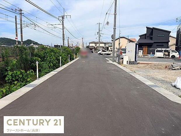 道路幅も十分にあり日当たりもしっかり確保されています。交通の妨げになりにくい静かな環境です。建物周辺も整然としています。