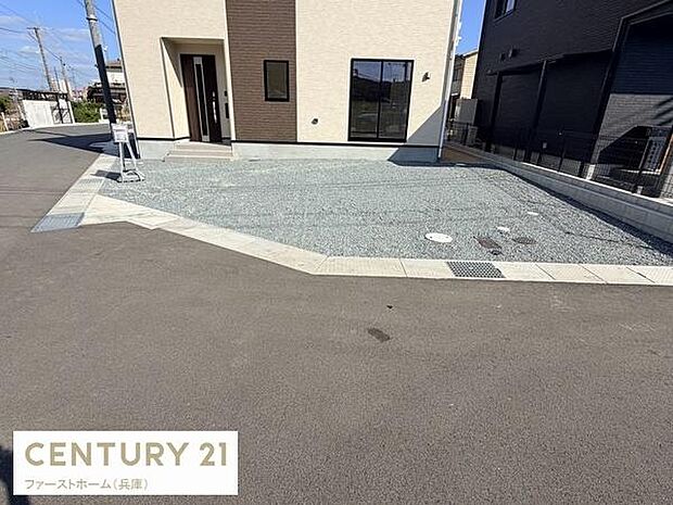 広々とした駐車場スペースが確保されています。建物前面に位置しており車の出し入れもスムーズに行えます。アスファルト舗装部分も整っており日常の利用にも便利です。敷地の形状を活かしたデザインが特徴的です。
